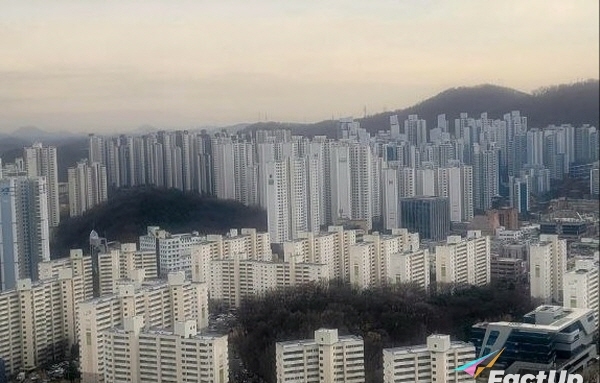 [전문가 경제분석] 건설업종 “실적 추정치 하향 vs 멀티플 확장”