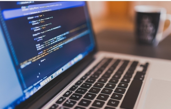 [이슈와 테마] AI 특수에 반도체는 질주…노트북 교체 미루는 소비자들