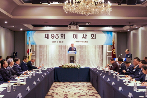최근 건설업계에서는 한국주택협회에 그동안 소속되어 있던 건설사들이 속속 대한주택건설협회로 소속을 변경하는 이상 현상이 벌어지고 있다. 사진은 협회가 지난 3월 28일 서울 여의도 켄싱턴호텔 센트럴파크홀에서 제95회 이사회를 개최하고 있는 모습(사진=대한주택건설협회)