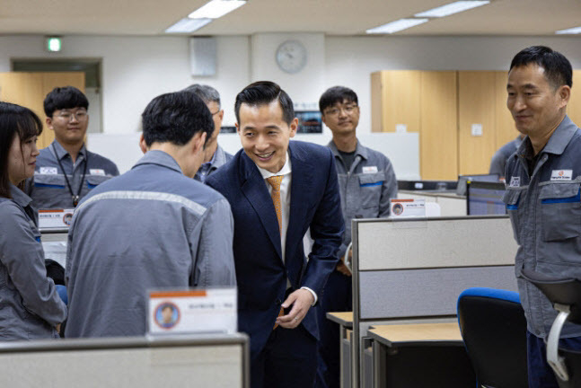 지난달 18일 한화오션이 사무직군 연봉인상안을 발표했는데 직급별로 차이는 있었지만 경쟁사인 HD현대중공업과 삼성중공업 수준의 임금체계를 갖추게 됐다는 평가로 업계의 시선을 모았다.(사진=한화오션)