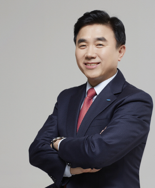 지난 5일 전영묵 삼성생명 대표는 내년 보험업 전망을 묻는 기자들의 질문에 ″제한적 성장 분석에 동의하며 대응 전략으로 투자 이익 관리와 신사업 등 전반적으로 준비하고 있다″고 밝혔다.(사진=삼성생명)