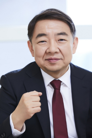 최근 안성호 에이스침대 사장이 에이스침대 주식44만3600주를 1주당 2만6100원에 두 아들인 장남 안진환과 차남 안승환에게 절반씩(각 22만1800주) 증여하면서 구설수에 올랐다.(사진=에이스침대)<br>